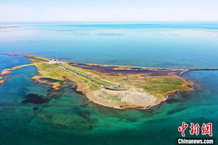 圖為無(wú)人機(jī)航拍青海湖?！≮w海梅 攝