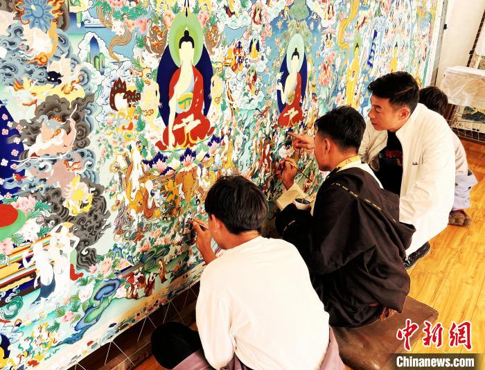 青海唐卡藝術(shù)小鎮(zhèn)：“勞模畫(huà)師”師帶徒，文化扶貧富一方