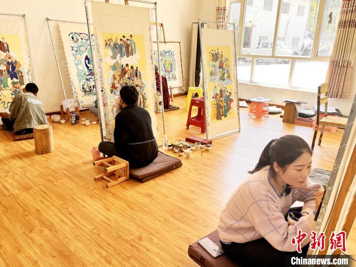 圖為畫(huà)室內(nèi)學(xué)徒練習(xí)繪畫(huà)唐卡?！●R文莉 供圖