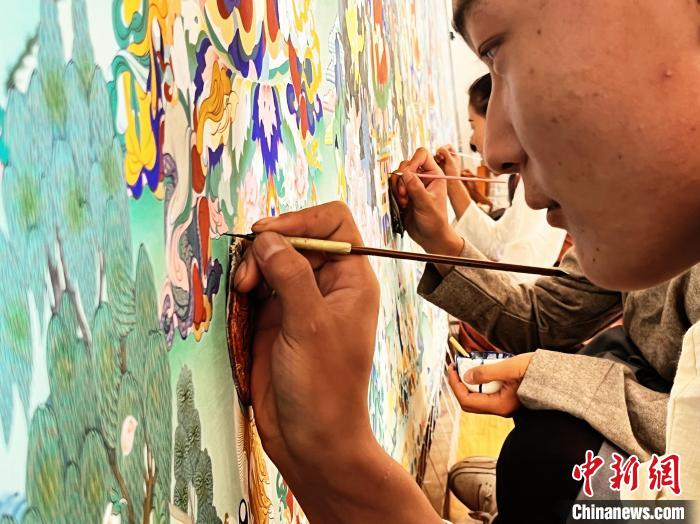 圖為畫(huà)師繪畫(huà)唐卡?！●R文莉 供圖