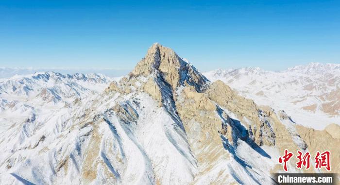 圖為山川被白雪覆蓋。　都蘭縣融媒體中心供圖
