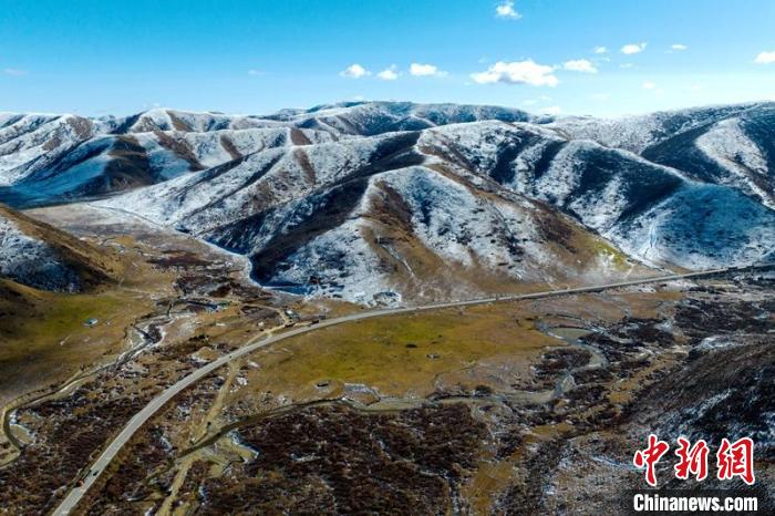 西成高鐵紅原2號(hào)隧道出口附近山頭已被雪覆蓋?！⒅铱?攝