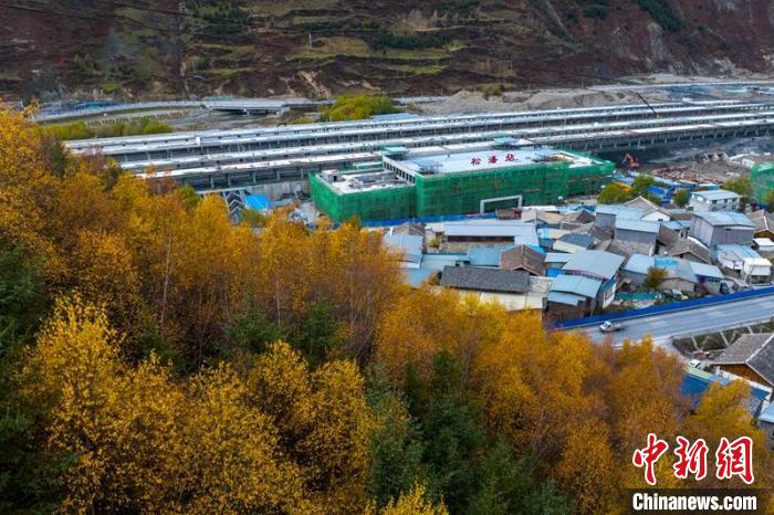 正在建設(shè)的成蘭鐵路松潘站?！⒅铱?攝