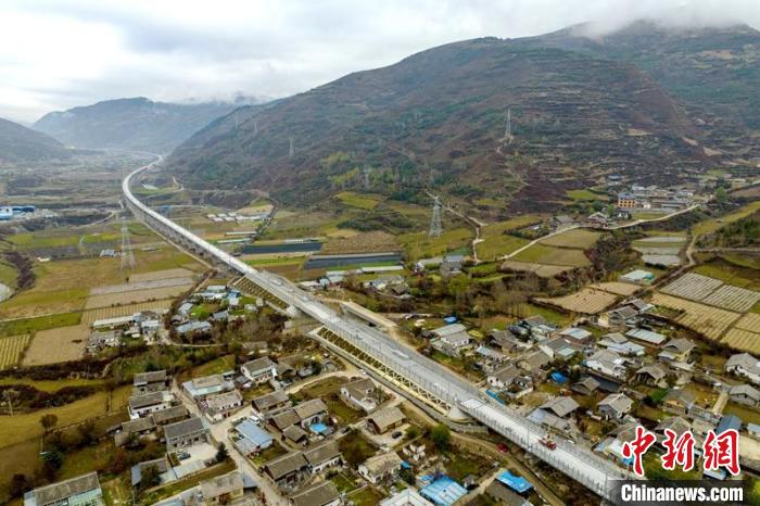 成蘭鐵路松潘右所屯岷江雙線特大橋?！⒅铱?攝