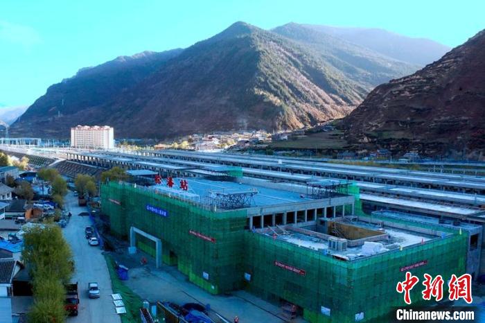 正在建設(shè)中的成蘭鐵路松潘站?！⒅铱?攝