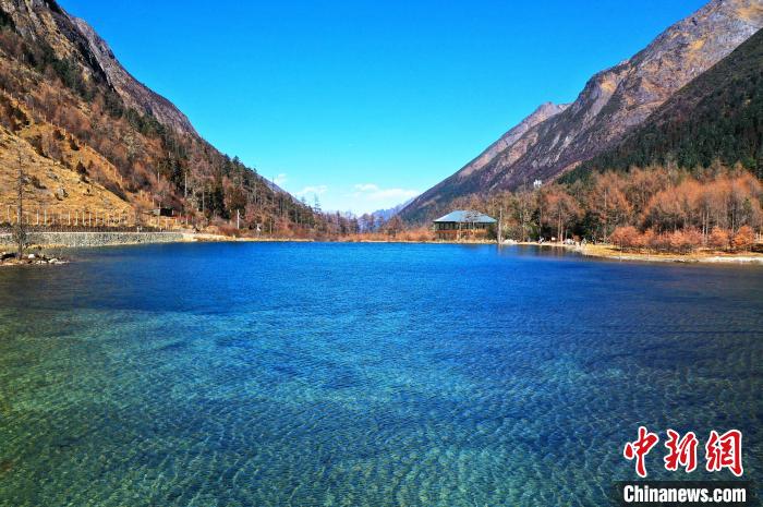 畢棚溝景區(qū)風光?！“苍?攝