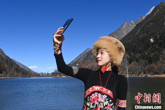 游人在畢棚溝景區(qū)拍照留念?！“苍?攝
