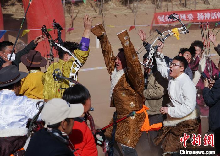 圖為藏族民眾跺腳歡呼慶祝弓箭手射中靶心?！●R銘言 攝