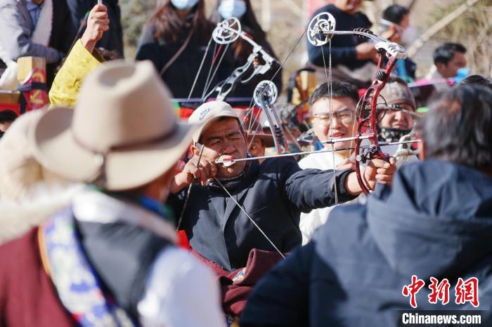 圖為藏族民眾比拼射箭技藝?！●R銘言 攝