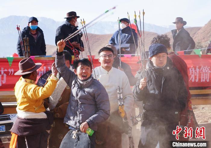 圖為藏族民眾跺腳歡呼慶祝弓箭手射中靶心?！●R銘言 攝