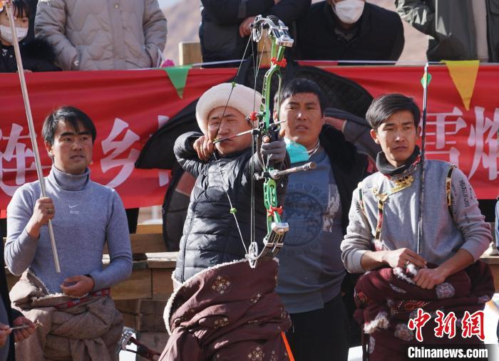 圖為藏族民眾比拼射箭技藝。　馬銘言 攝