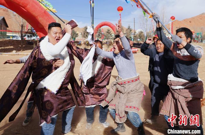 圖為藏族民眾跺腳歡呼慶祝弓箭手射中靶心。　馬銘言 攝