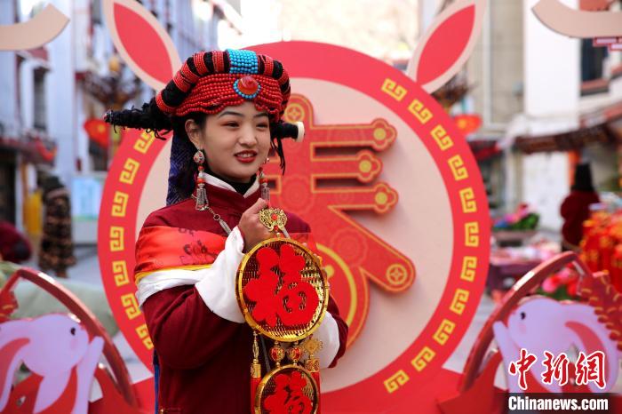 身著嘉絨藏族服飾的丹巴女孩送祝福?！〖o 攝