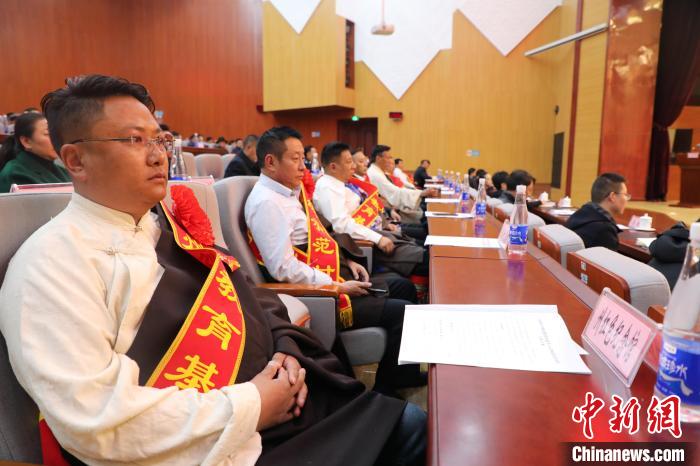 圖為玉樹州民族團(tuán)結(jié)進(jìn)步創(chuàng)建工作推進(jìn)會(huì)現(xiàn)場(chǎng)?！『F龍 攝