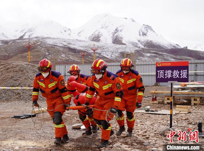 圖為地震實戰(zhàn)拉動現(xiàn)場，參演人員正在轉移受傷人員。　玉樹消防供圖