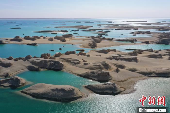 航拍青海大柴旦烏素特水上雅丹奇特景觀?！●R銘言 攝