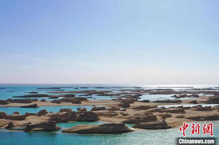 航拍青海大柴旦烏素特水上雅丹奇特景觀?！●R銘言 攝