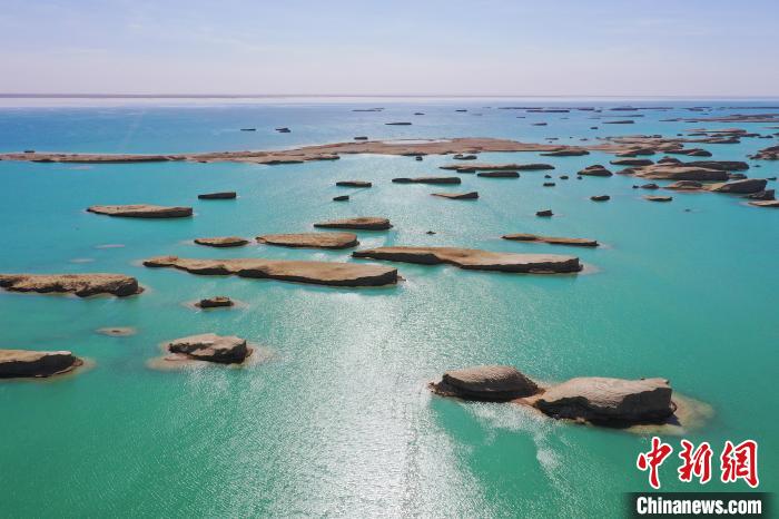 航拍青海大柴旦烏素特水上雅丹奇特景觀?！●R銘言 攝