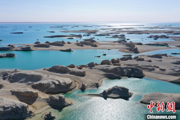 航拍青海大柴旦烏素特水上雅丹奇特景觀?！●R銘言 攝