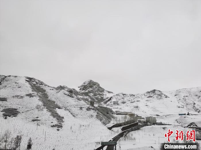 圖為青海省東南部的青沙山區(qū)域銀裝素裹。　張?zhí)砀?攝