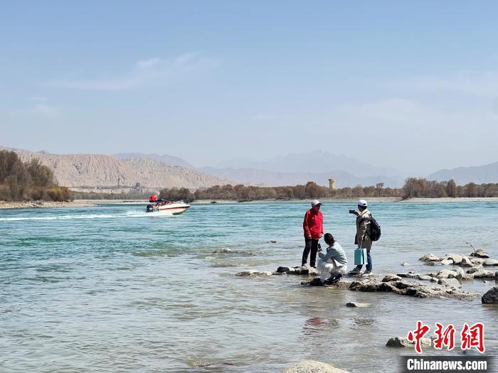圖為游客在黃河岸畔游玩，并與黃河合影留念?！∑钤鲚?攝