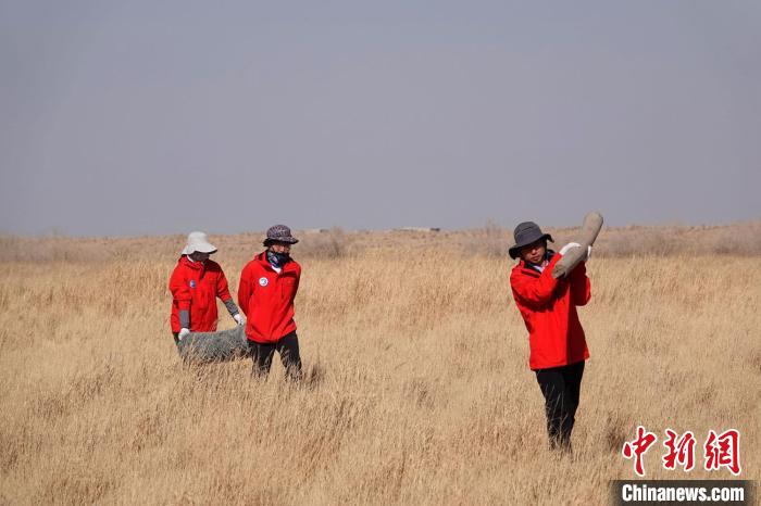 格爾木濕地站建設(shè)過(guò)程中，第二次青藏科考中科院空天院分隊(duì)隊(duì)員化身搬運(yùn)工，在高原上開(kāi)展體力勞動(dòng)。　<a target='_blank' href='/'><p  align=