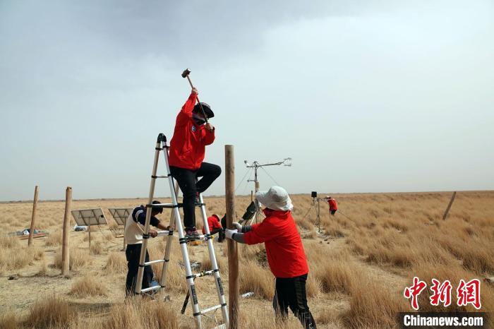 格爾木濕地站建設(shè)過(guò)程中，第二次青藏科考中科院空天院分隊(duì)隊(duì)員揮錘安裝防護(hù)欄?！?lt;a target='_blank' href='/'><p  align=