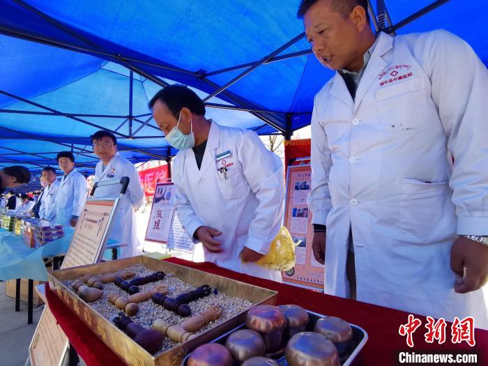 圖為青海省循化縣的國家級非遺項目尤闕療法的器械展示。　張?zhí)砀?攝
