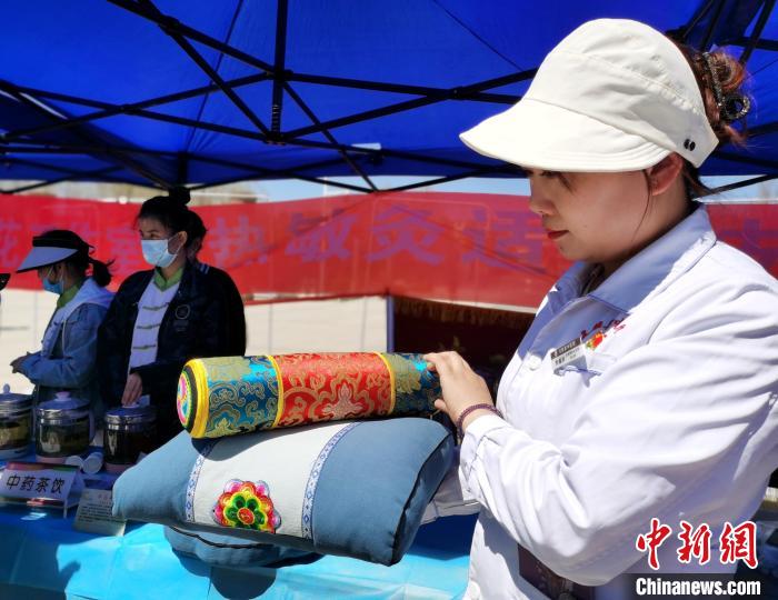 圖為青海省互助縣的中藥枕頭?！?zhí)砀?攝