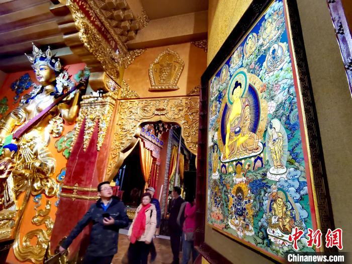 圖為仁俊畫院內(nèi)的唐卡。　張?zhí)砀?攝