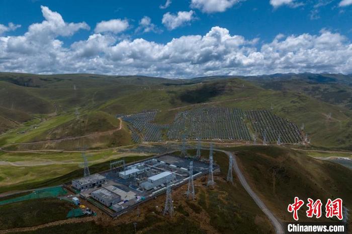 航拍建成投運的柯拉一期光伏電站升壓站。　劉忠俊 攝