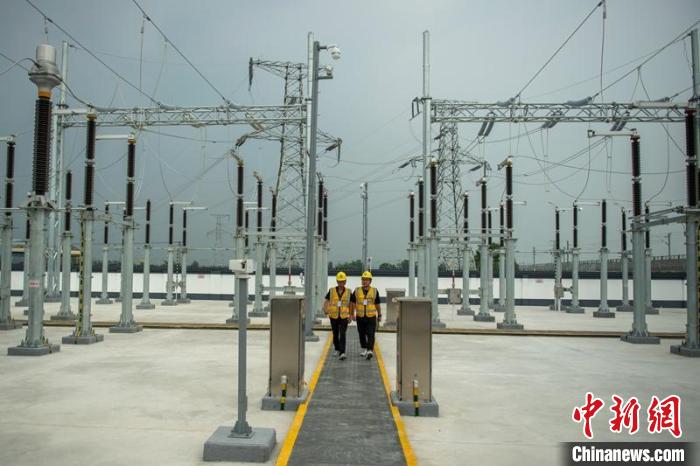 工作人員正在綿竹牽引變電所內(nèi)巡查設(shè)備受電運(yùn)行情況。　劉忠俊 攝
