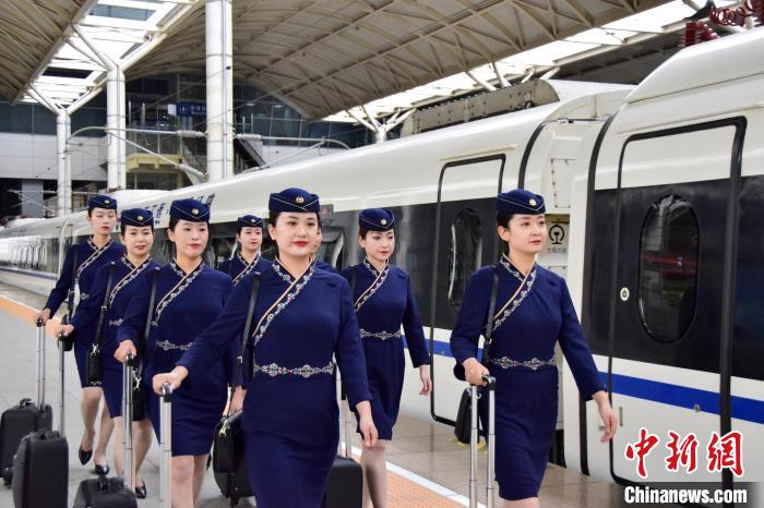 圖為青藏鐵路西格段“復(fù)興號(hào)”動(dòng)車(chē)組乘務(wù)員新制服亮相。　東科力加 攝