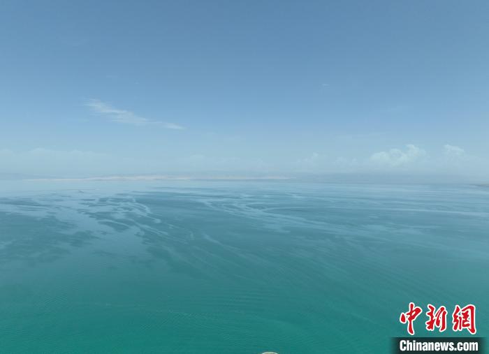 圖為航拍仲夏時(shí)節(jié)，青海湖水天一色?！∑钤鲚?攝