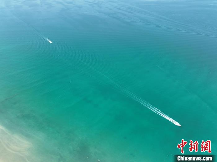 圖為航拍仲夏時(shí)節(jié)，青海湖湖水碧波蕩漾。　祁增蓓 攝