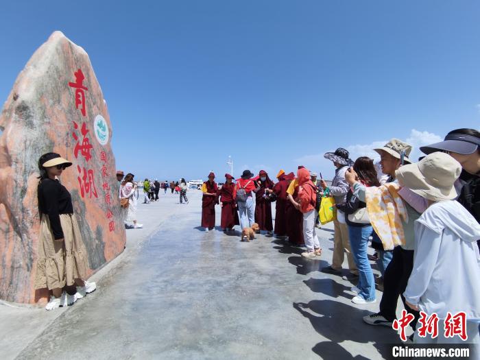 圖為航拍青海湖美景引游客拍照打卡。　祁增蓓 攝