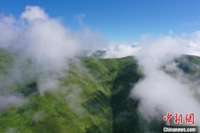 航拍賽來塘鎮(zhèn)山間云霧繚繞?！●R銘言 攝