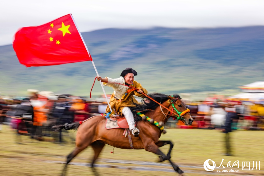 馬術(shù)表演現(xiàn)場(chǎng)。洛絨尼瑪攝