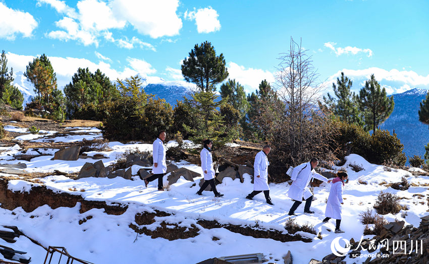 對口幫扶醫(yī)療小分隊(duì)行走在雪地里。劉學(xué)懿攝