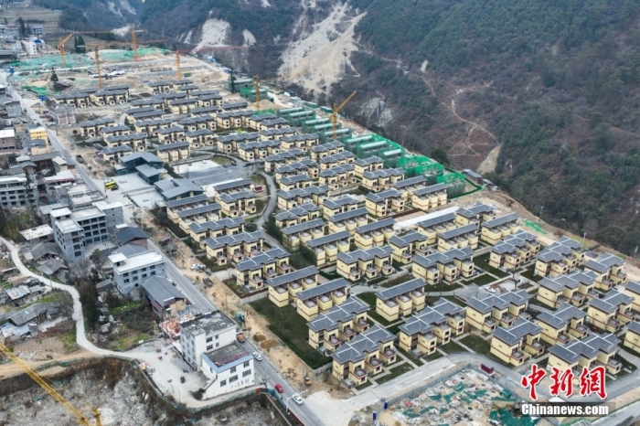 圖為2月1日，瀘定磨西鎮(zhèn)震后重建的安置小區(qū)。(無人機(jī)照片)<a target='_blank' href='/'><p  align=