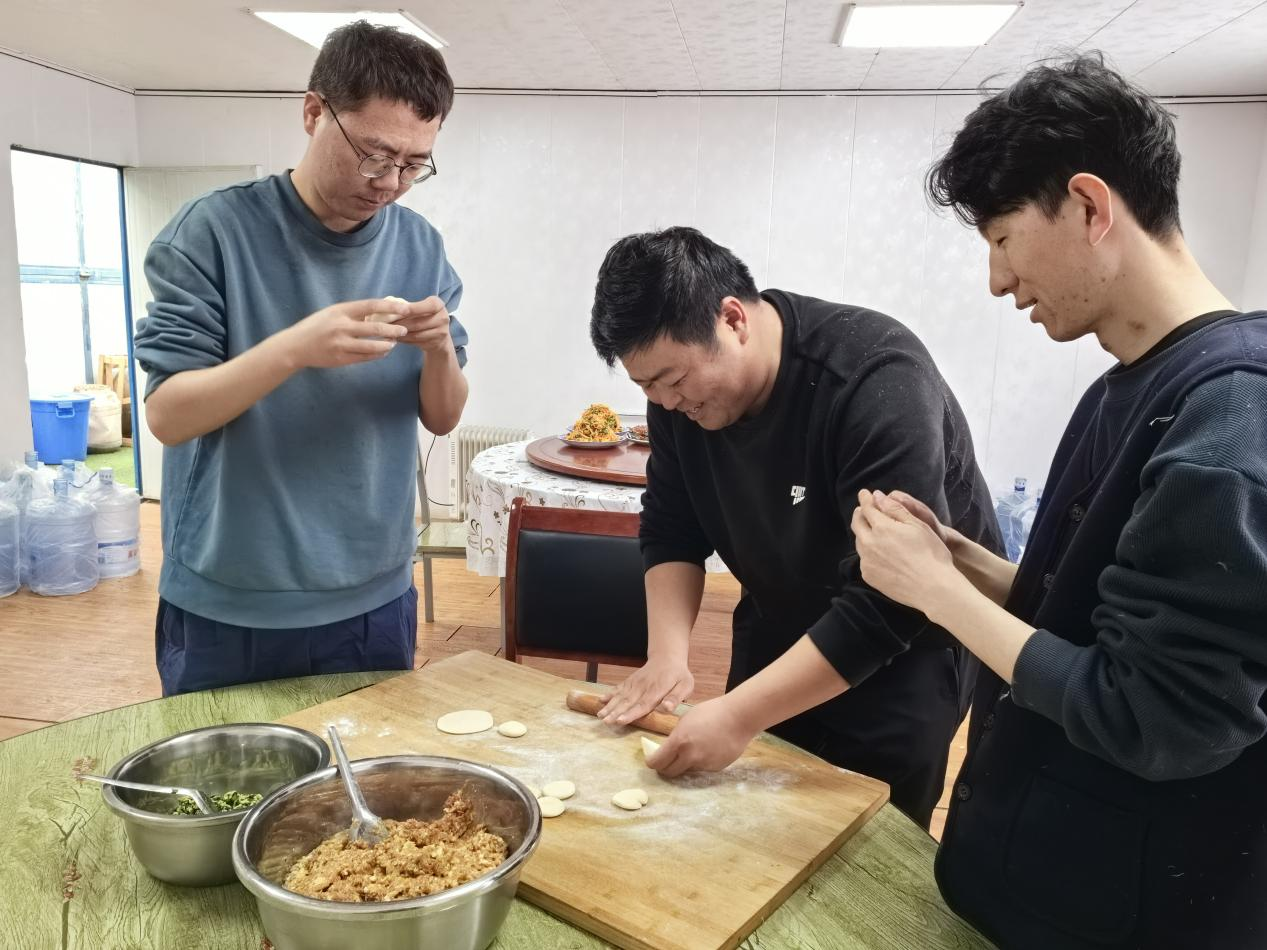 項目部里包餃子。王元明攝