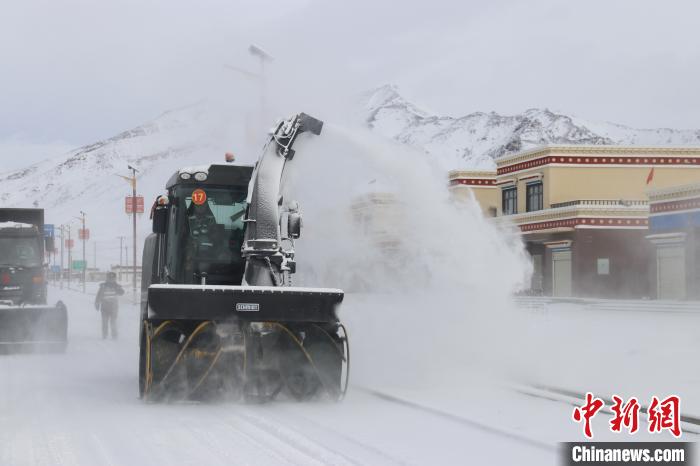 圖為該支隊官兵正在清理路面積雪?！《崦刺?攝