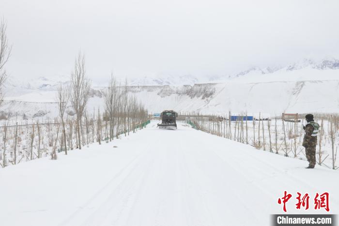 圖為救援官兵正在緊急清理路面積雪?！《崦刺?攝