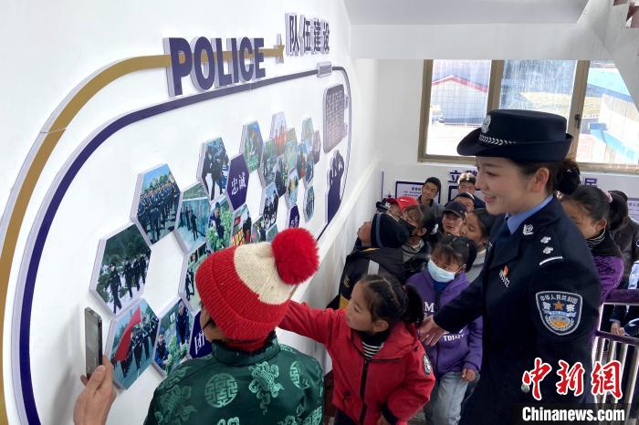 山南邊境管理支隊勒布邊境派出所舉行警營開放日活動，邀請駐地民眾進警營，了解民警工作生活?！∏f冀 攝