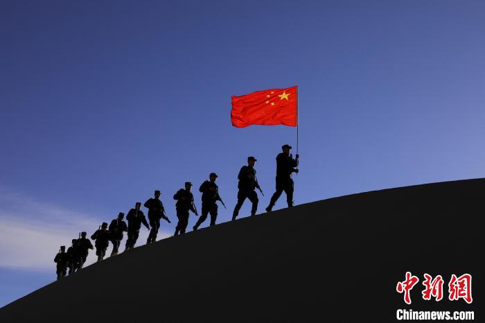 日喀則邊境管理支隊幾腳橋邊境檢查站民警在轄區(qū)開展巡邏工作。　龍小鳳 攝
