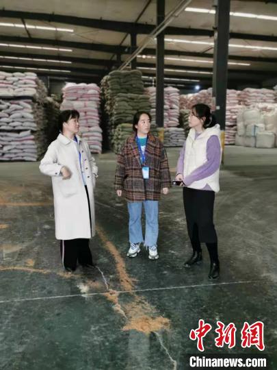 圖為次仁措姆(中)正在開展街道工作。<a target='_blank' ><p  align=