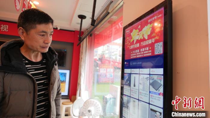圖為店內(nèi)放置的可在線選購商品的觸摸電子展示屏。　謝牧 攝