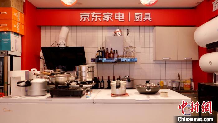 圖為店內(nèi)部分商品展示?！≈x牧 攝