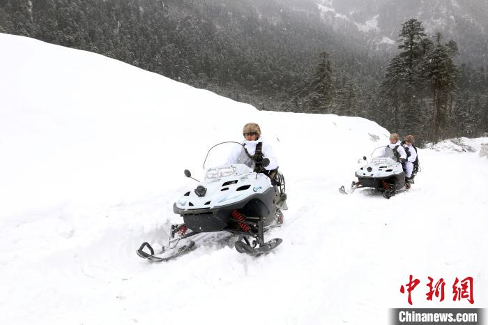 圖為雪地摩托車(chē)開(kāi)路。　薛金博 攝