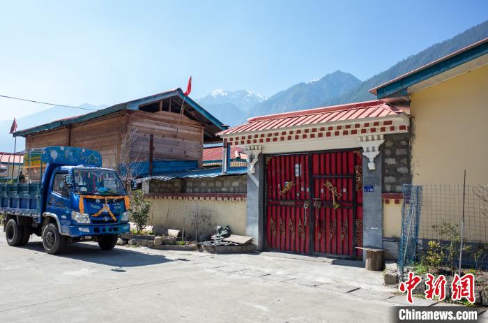 圖為林芝下察隅鎮(zhèn)布巴村村民家門口停放著貨運(yùn)車輛?！〗w波 攝